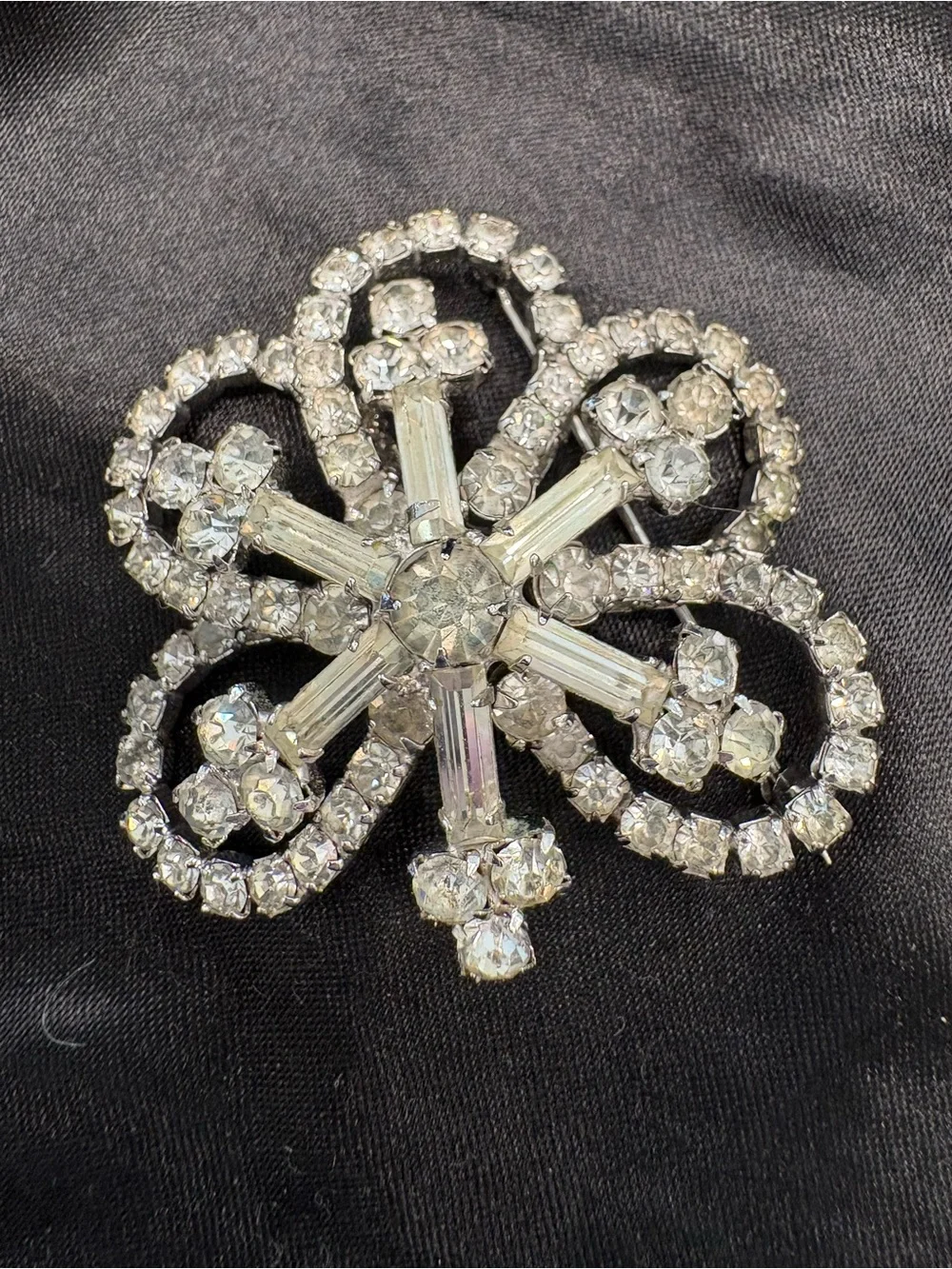 Crystal Floral Vintage-Style Brooch - Sparkling Clear Rhinestones